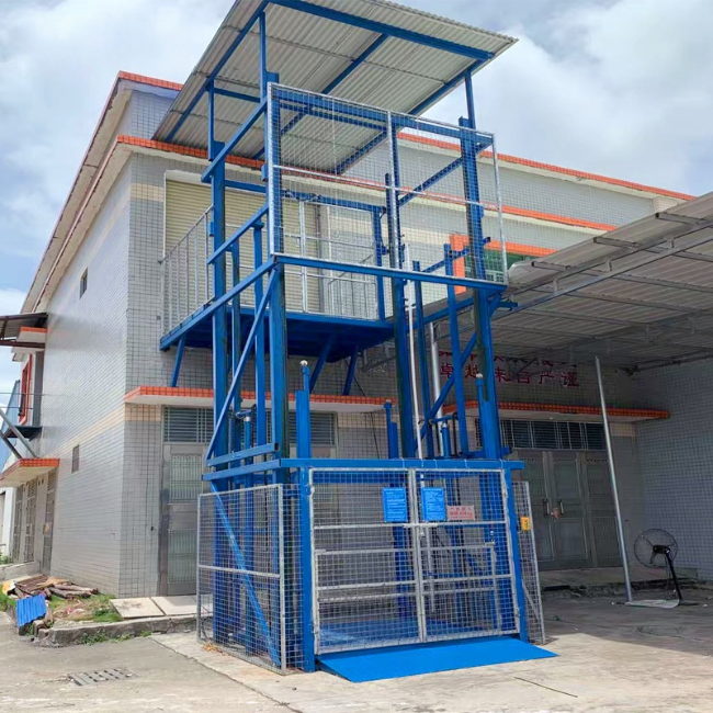 彭泽建材厂室外升降货梯安装